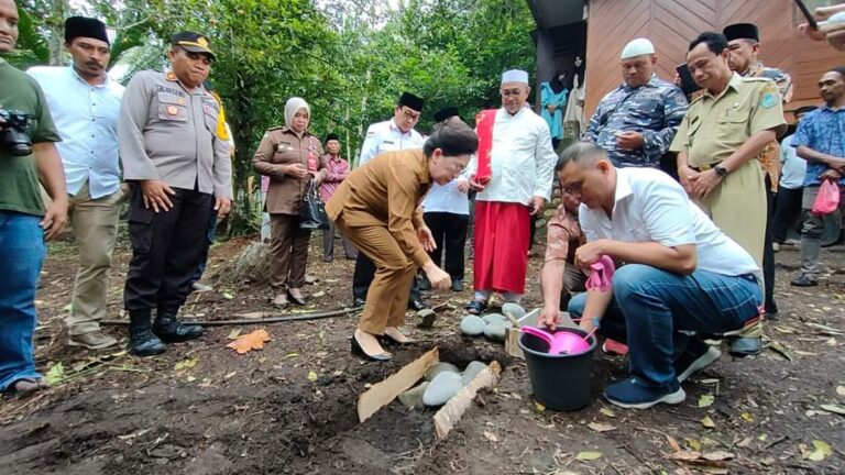 Pj. Bupati Sangihe Meletakan Batu Dasar Pembangunan Pesantren Yayasan Yaman Lima Pilar