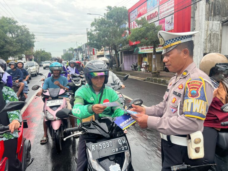 Sosialisasi Ops Keselamatan Candi 2024, Sat Lantas Polresta Banyumas Bagikan Brosur dan Pamflet