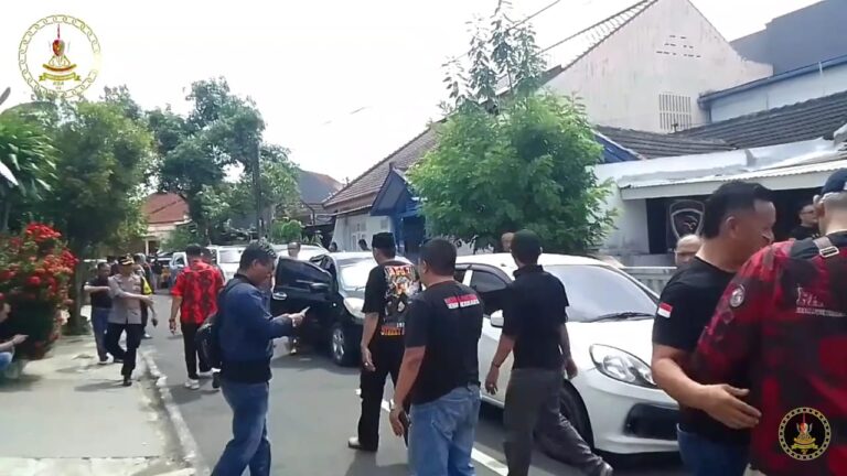 Puluhan Masa Forum Lintas Kelembagaan Purbalingga ( FLKP ) Geruduk Kantor Dept Colletor, Buntut Penarikan Paksa Mobil Siaga Relawan Semut