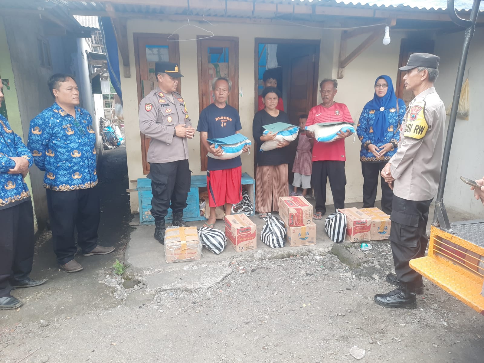 Wujud Kepedulian Polri, Polsek Sokaraja Banyumas Berikan Bantuan kepada Korban Kebakaran Rumah