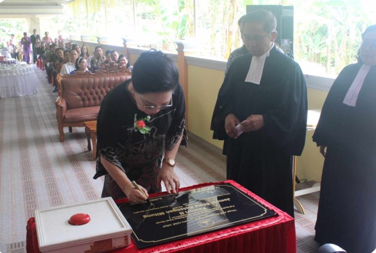 Rinny Tamuntuan Ajak Jemaat Selalu Bersyukur Dalam Perayaan HUT Dan Peresmian Pastori GMIST Efata Kolongan Mitung