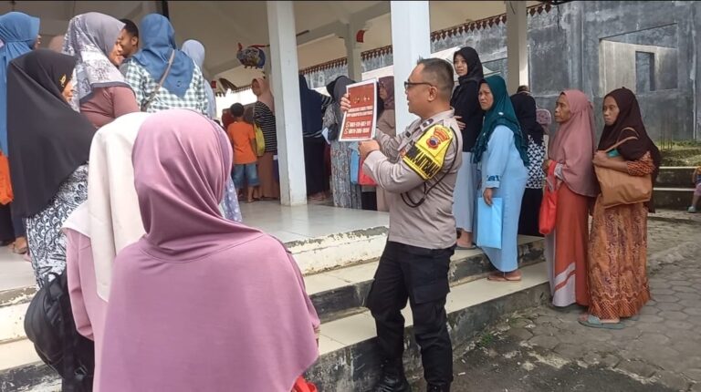 Sambangi Warga, Bhabinkamtibmas Polsek Ajibarang Banyumas Sosialisasi Saber Pungli