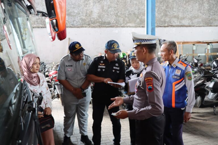 Cegah Laka Lantas, Sat Lantas Polresta Banyumas Lakukan Ramp Check Bus Pariwisata