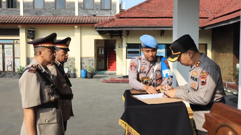 Kapolres Purbalingga Pimpin Upacara Sertijab Dua Kapolsek