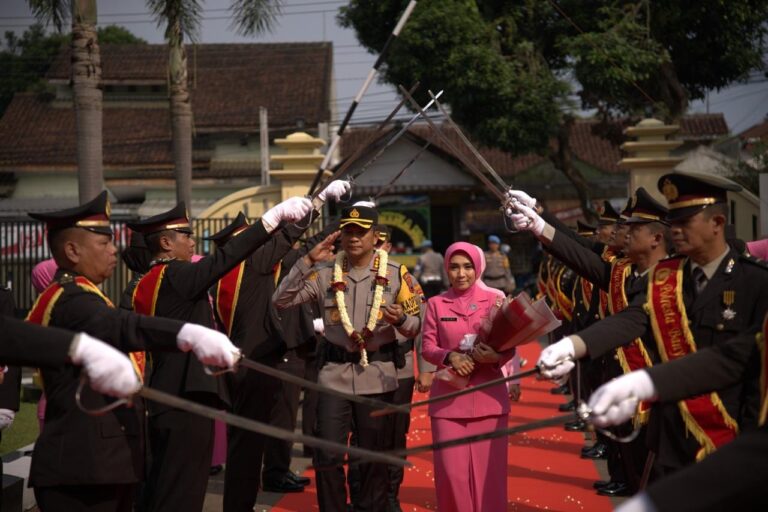 Kombes Pol Ari Wibowo Terima Estafet Kepemimpinan Polresta Banyumas dari Kombes Pol. Edy Suranta Sitepu