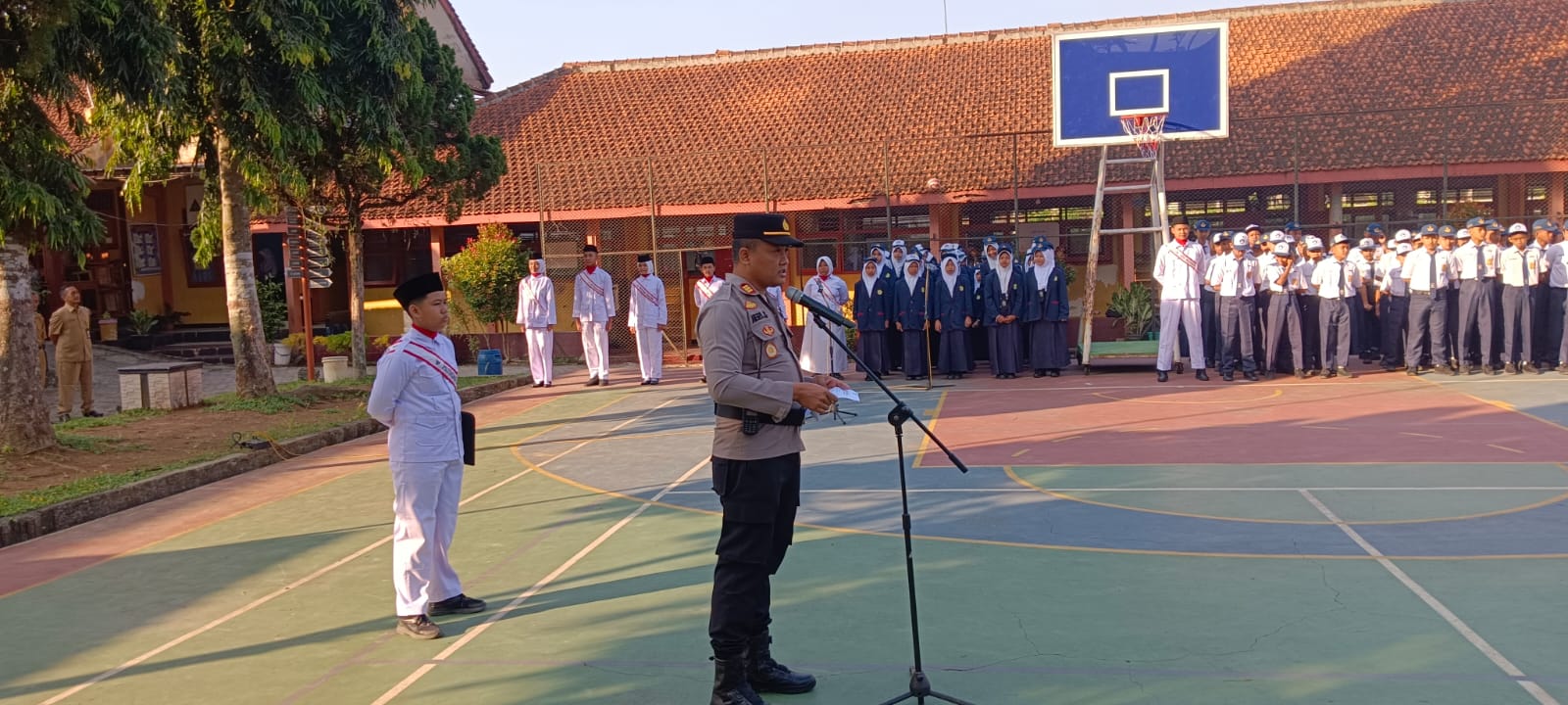 Jadi Pembina Upacara, Kapolsek Ajibarang Polresta Banyumas Buka MPLS Dan Berikan Motifasi Kepada Pelajar