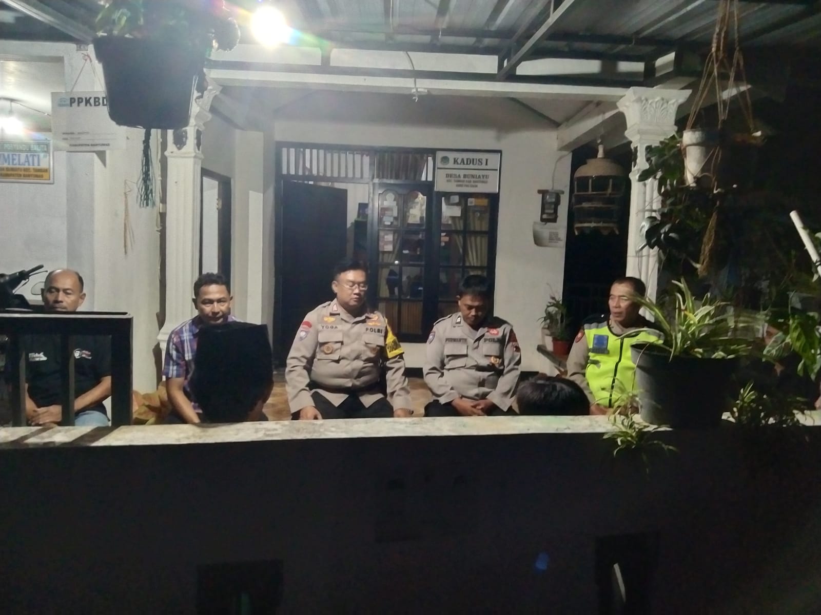 Ngopi Bareng Warga, Bhabinkamtibmas Polsek Tambak Polresta Banyumas Ajak Warga Aktifkan Satkamling