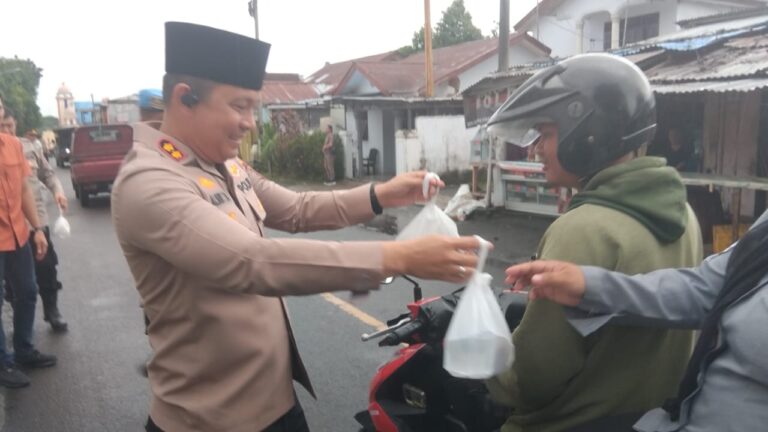 Polres Bitung Gelar Kegiatan Sosial Ramadan : Berbagi Takjil dan Pesan Keselamatan Berkendara