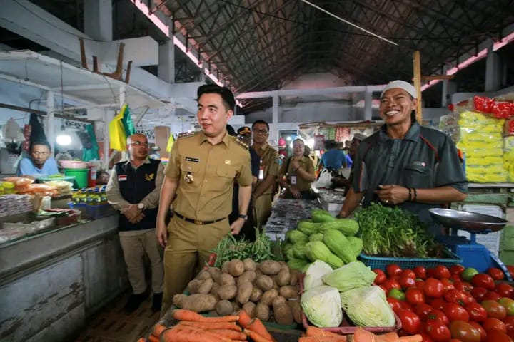 Bupati Kepulauan Sangihe Michael Thungari Didampingi Ketua TP PKK Pantau Harga Bahan Pokok
