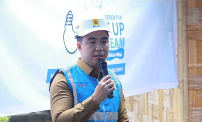 Bupati Kepulauan Sangihe Michael Thungari Hadiri Program Light Up The Dream PLN Di Kampung Petta Barat