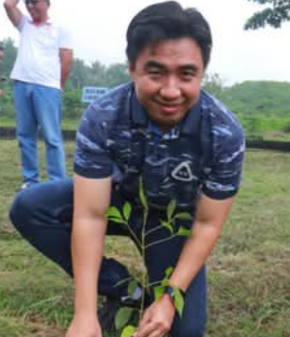 Aksi Nyata Pemkab Kepulauan Sangihe : Tanam Pohon di TPA Kelurahan Santiagho