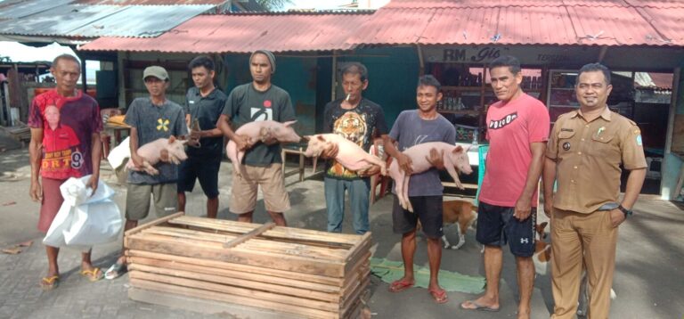 Perkuat Ketahanan Pangan, Pemerintah Petta Timur Salurkan Bantuan Peternakan kepada Warga
